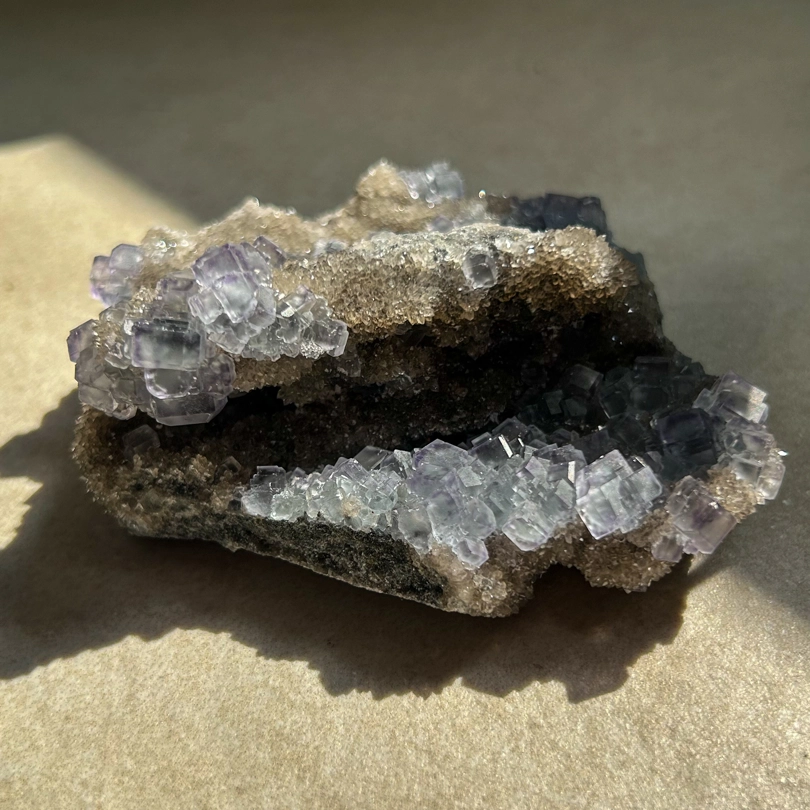 Calcedonio nero con Fluorite blu cubica